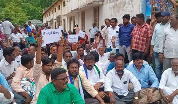 ysr congress mla's fight between undavalli sridevi Dokka Manikyavara Prasad