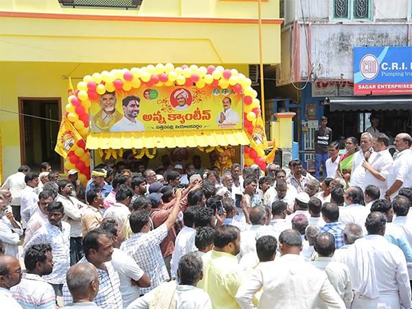 tdp leaders fight about anna canteens in Sattenapalle