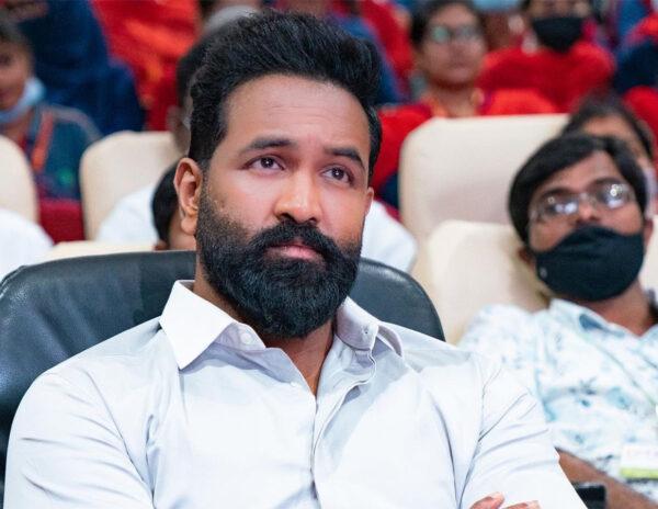 who is the hero maintains office to troll manchu family