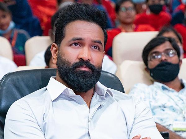 who is the hero maintains office to troll manchu family