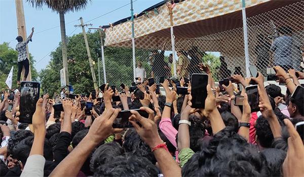 Prabhas In Mogalthuru: Fans Go Crazy