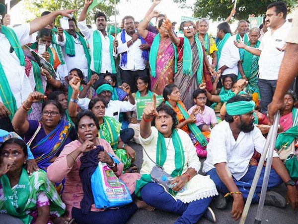 AP-Police-Stops-Amaravati-Farmaers-Maha-Padayatra
