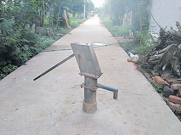 Gummaladibba-Bore-constructed-on-road