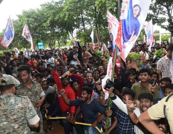 Janasainiks Attack YCP Ministers In Vizag