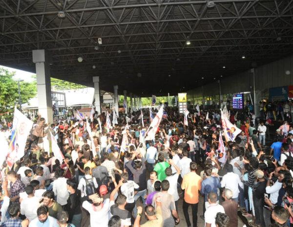 Janasainiks Attacked YCP  Leaders
