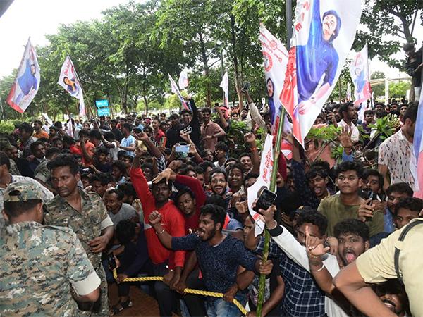 Janasainiks Attack YCP Ministers In Vizag