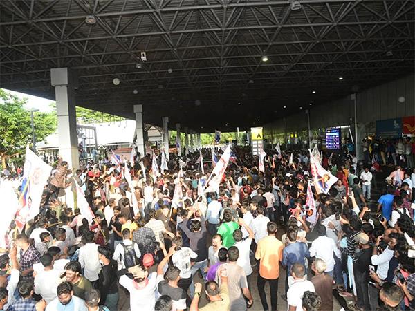 Janasainiks Attacked YCP Leaders