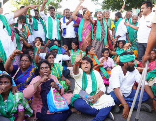 AP-Police-Stops-Amaravati-Farmers-Maha-Padayatra