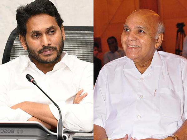 Jagan Suspects Insiders Working For Ramoji Rao?