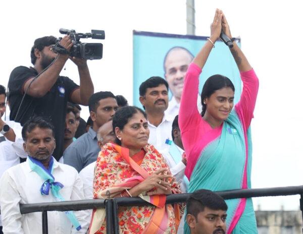 YS Vijayamma requests in public meeting give one chance to YS Sharmila
