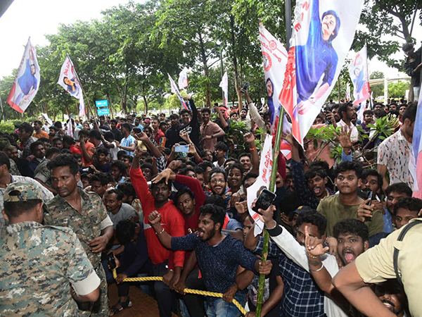 YSRCP-Pawan-Kalyan-JanaSainiks