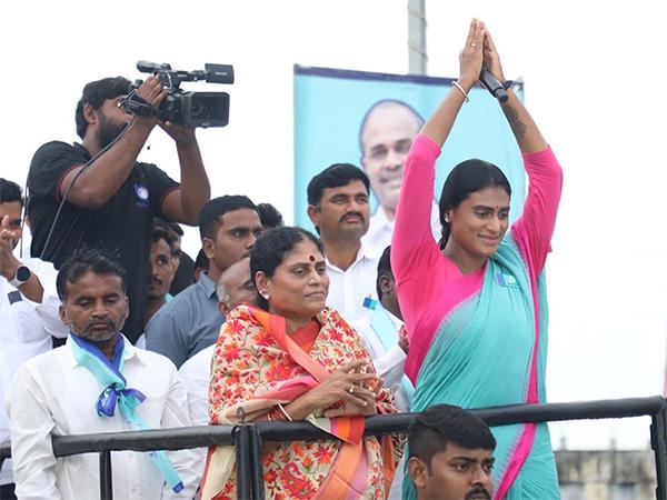 YS Vijayamma requests in public meeting give one chance to YS Sharmila