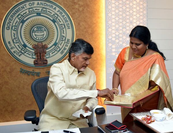 Chandrababu-Naidu-Peethala-Sujatha