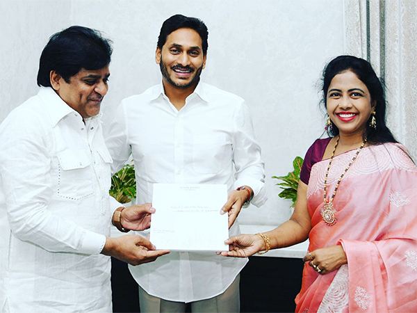 Comedian-ALi-Wife-Zubeda-YS-Jagan