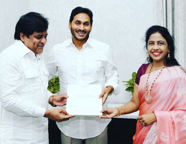 Comedian-ALi-Wife-Zubeda-YS-Jagan