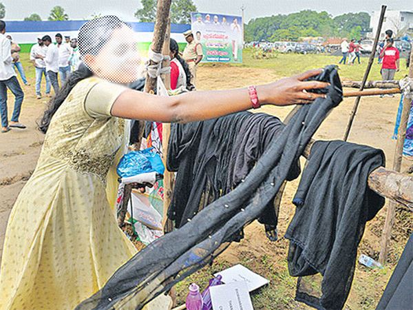 Jagan's Meeting: Girls Made To Remove Dupattas!