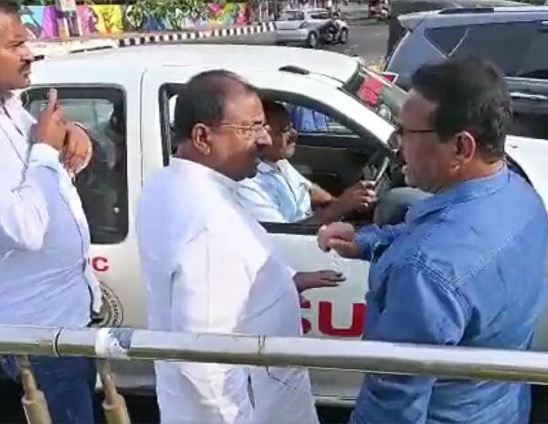  Somu Verraju Fight on Street for BJP flags