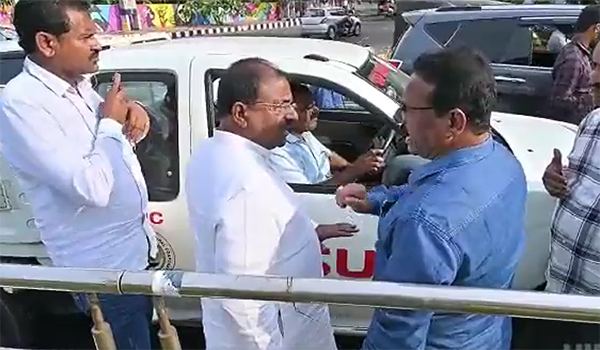 Somu Verraju Fight on Street for BJP flags