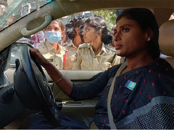 వైఎస్ షర్మిలకు హైదరాబాద్‌ పోలీసులు మరో షాక్
