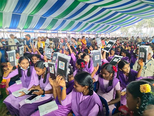 Samsung-Tabs-to-Andhra-Pradesh-Government-Shool-Students-