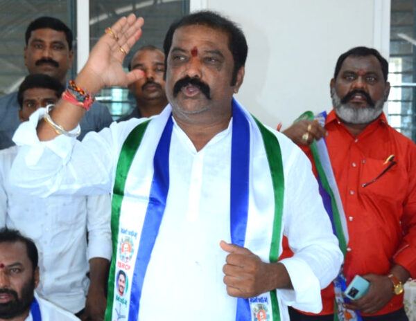 YCP Minister Warns Telugu Industry Heroes To Speak!