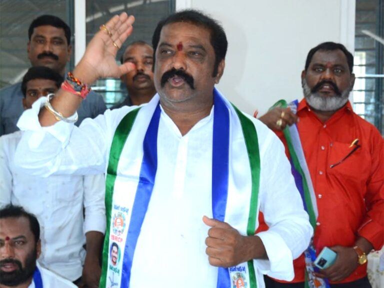 YCP Minister Warns Telugu Industry Heroes To Speak!