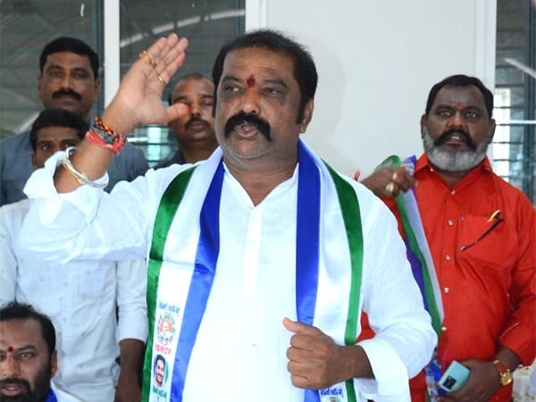 YCP Minister Warns Telugu Industry Heroes To Speak!