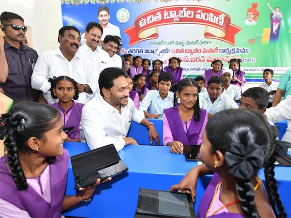 YS-Jagan-Samsung-Tabs-BYJUS