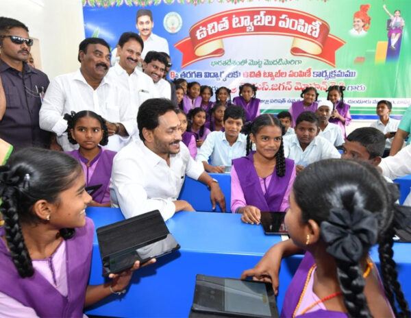 YS-Jagan-Samsung-Tabs-BYJUS