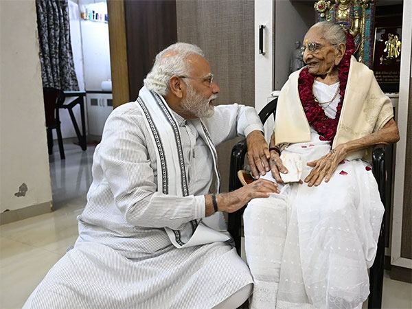 narendra modi mother Heeraben Modi