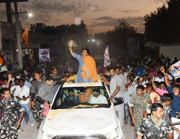 Fan-Dies-Pawan-Kalyan-Convoy-