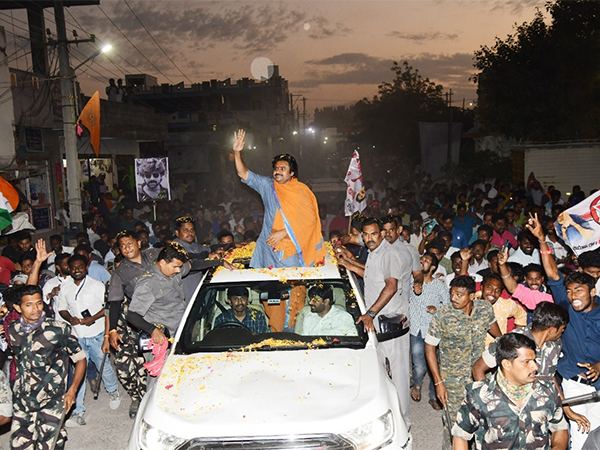 Fan-Dies-Pawan-Kalyan-Convoy-