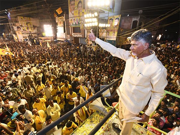 Chandrababu_Naidu_YSRCP_Ward_Volunteers