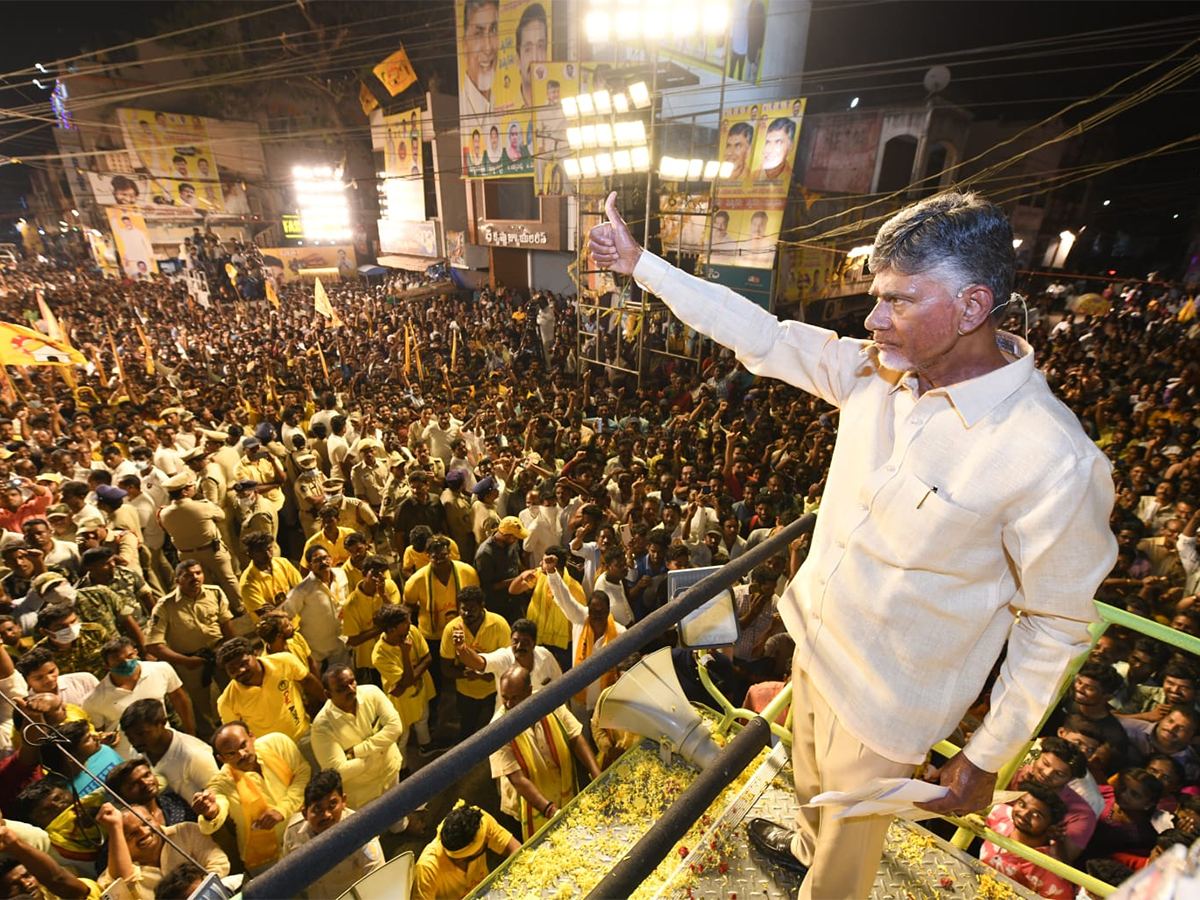 Chandrababu_Naidu_YSRCP_Ward_Volunteers