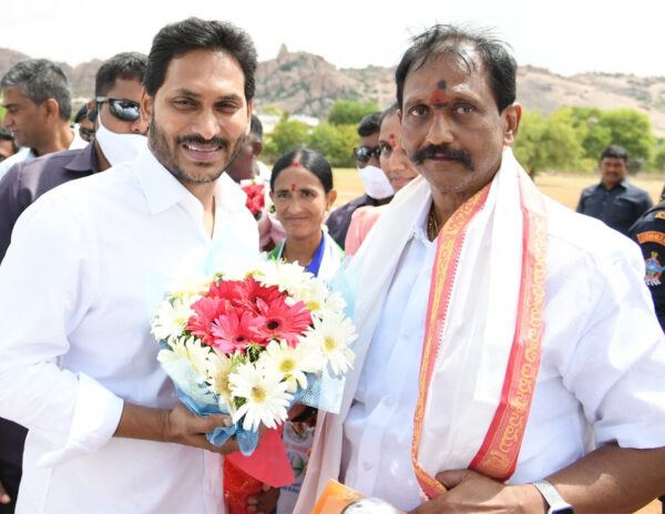 Mantralayam_YSRCP_MLA_Balanagi_Reddy_Blackmailing_Jagan