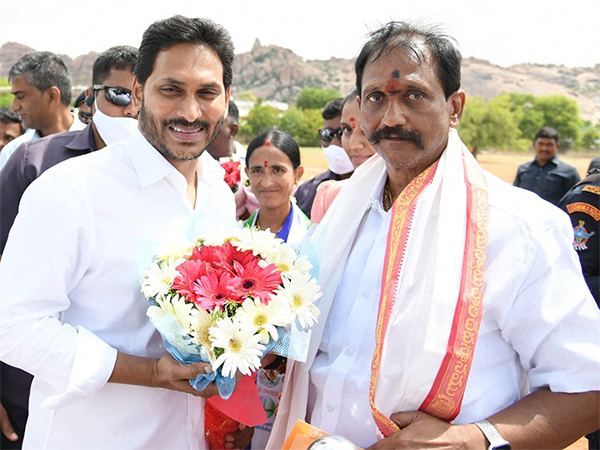 Mantralayam_YSRCP_MLA_Balanagi_Reddy_Blackmailing_Jagan