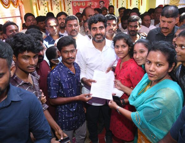 Nara-Lokesh-with-youth-in-Yuvagalam
