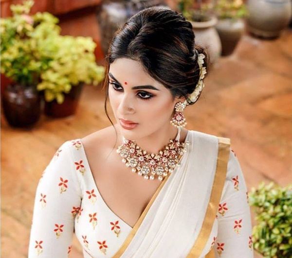 Samyuktha_Menon_Golden_Leg