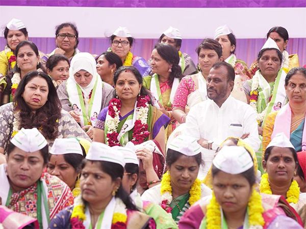BRS-kalavakuntla-kavitha-Dharna