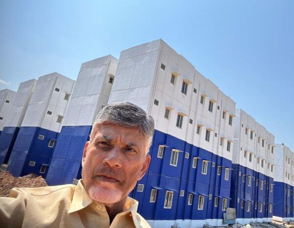 Chandrababu_Naidu_Selfie_Nellore_TIDCO_Houses