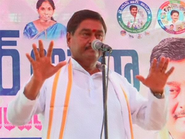YSRCP-Dharmana-Prasada-Rao-Dwacra-Women