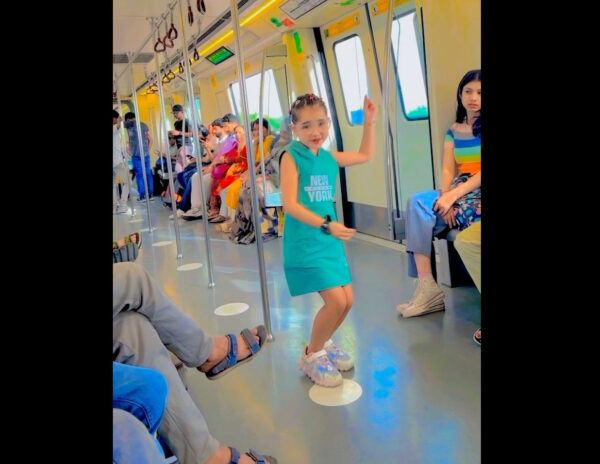 Little Girl Epic Dance Delhi Metro