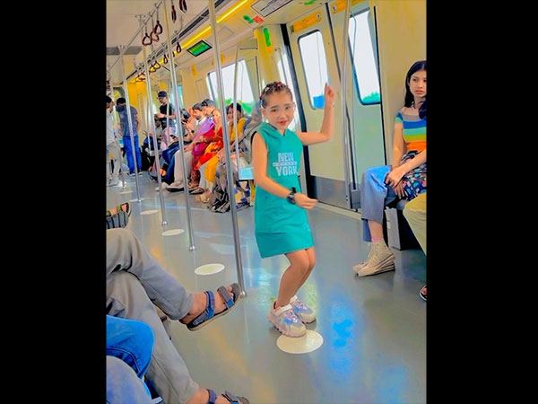 Little Girl Epic Dance Delhi Metro