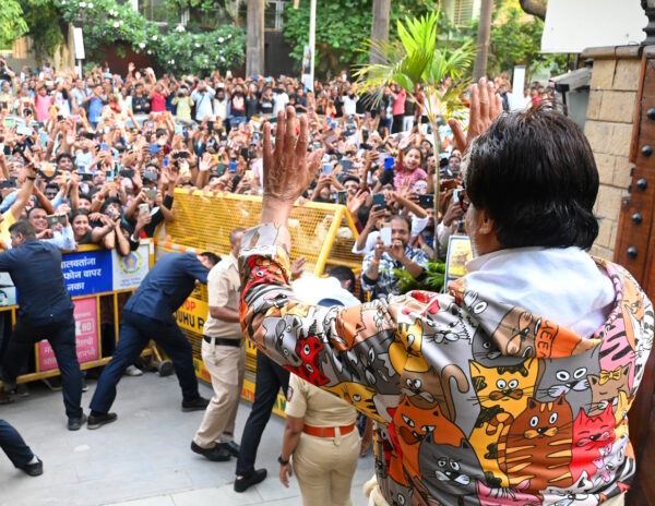 Amitabh Bachchan Barefoot Fans