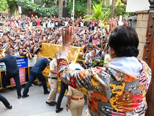 Amitabh-Bachchan-Barefoot-Fans