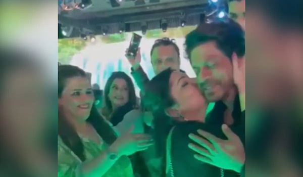 Girl-Kisses-Shah-Rukh-Khan-Video-Viral