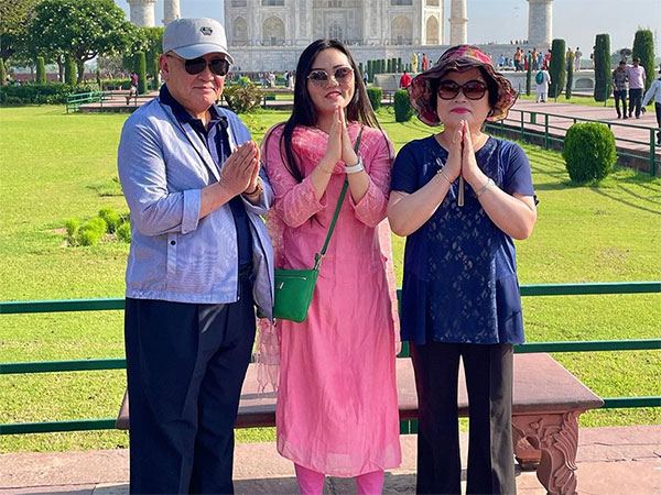 Korean Girl Taj Mahal Visit