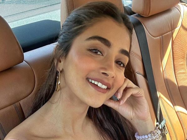 Pooja-Hegde-Selfie-Sunday