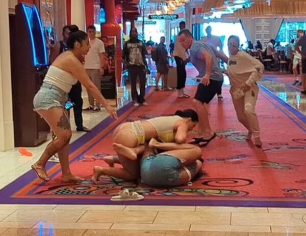 4 Women Fight Brutally In Casino