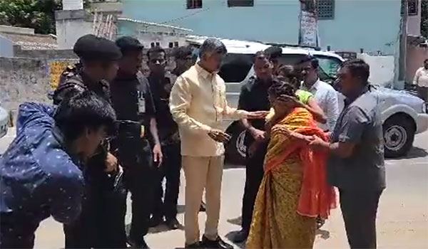 CBN Stops Convoy To Help Two Women